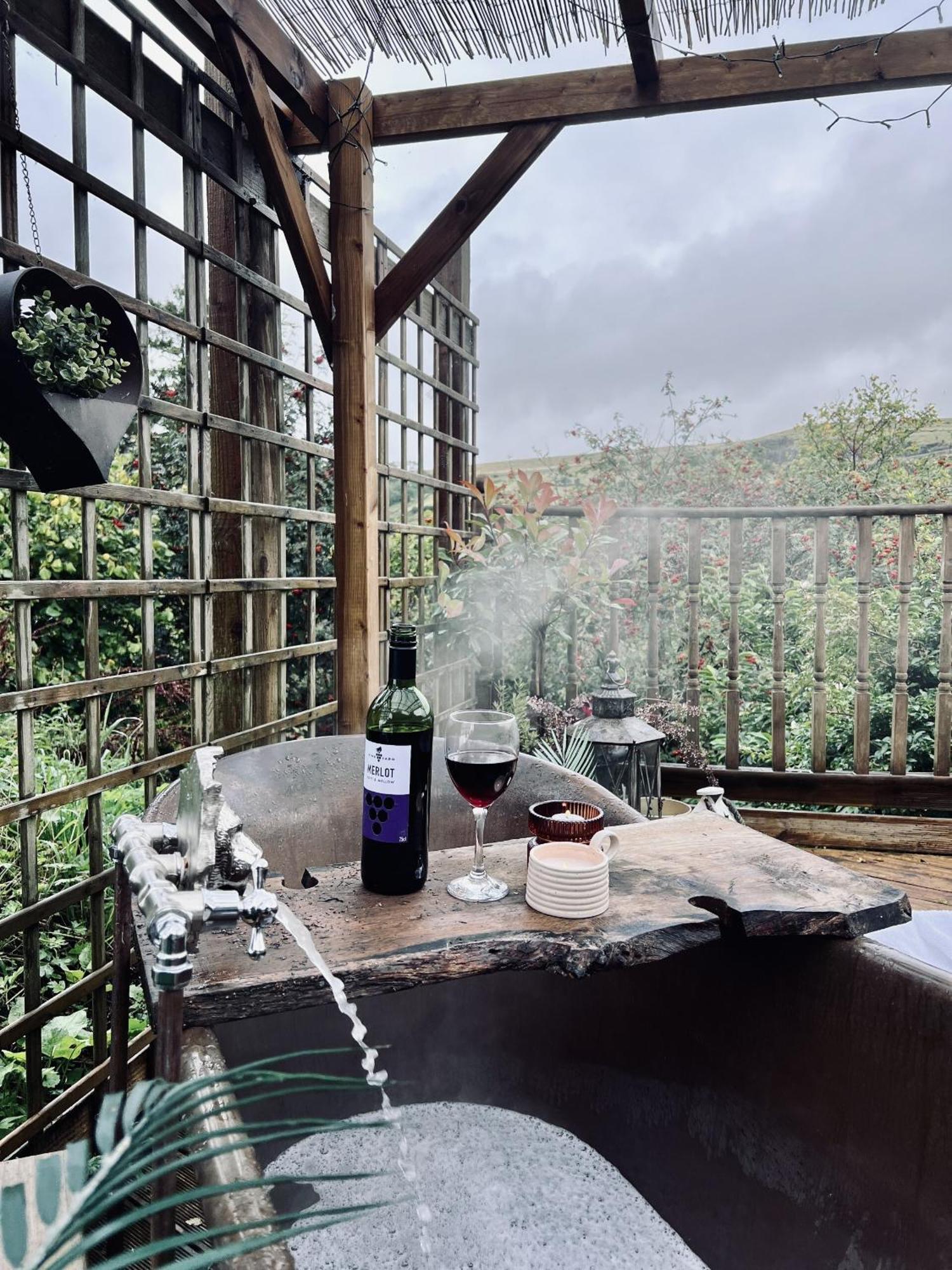 1 - Ein Trysor Cudd - Outdoor Bathtub - Incredible Views Villa Pont Sticill Exterior photo